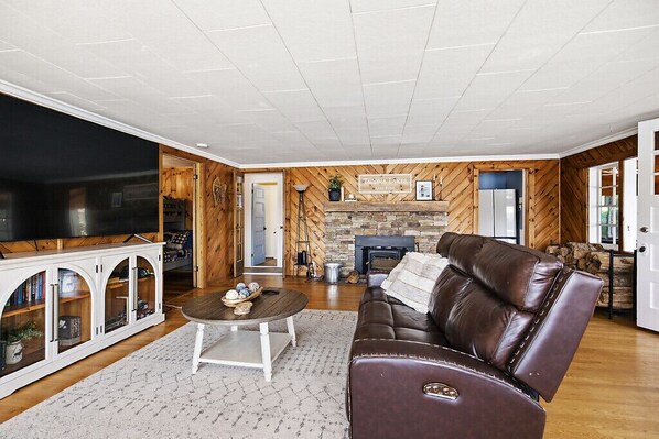 TV, fireplace
