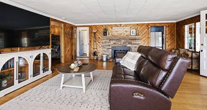 Charming Sand Pond Cottage Steps from Pristine Tacoma Lakes Water