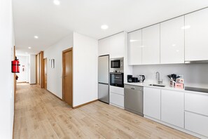 Fridge, microwave, oven, dishwasher - GuestReady - Modern retreat in Árvore (Vila do Conde)