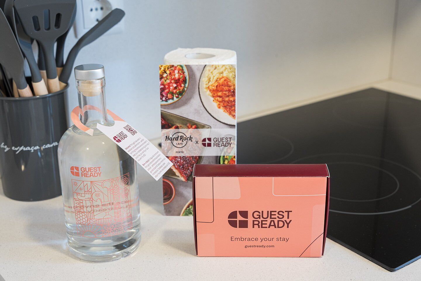 Eine Küchenarbeitsplatte mit einer Wasserflasche, Taschentuchbox und einer Taschentuchbox mit dem Aufdruck 'Für Gäste'.