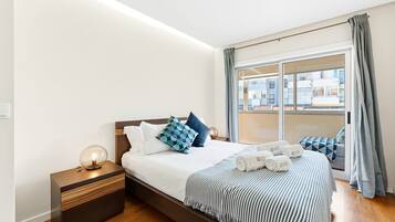 1 dormitorio, escritorio, tabla de planchar con plancha y Internet