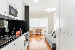 Fridge, microwave, oven, coffee/tea maker - GuestReady - Bright apartment near the beach (Matosinhos)