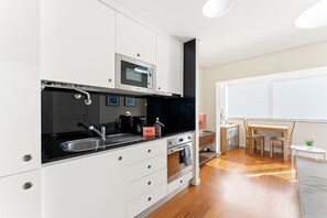 Kylskåp, mikrovågsugn, ugn och kaffe- och tebryggare