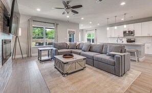 TV - Charming Spacious 4-bedroom house with fast Wi-Fi and King bed (Dallas)