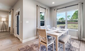 Dining - Charming Spacious 4-bedroom house with fast Wi-Fi and King bed (Dallas)