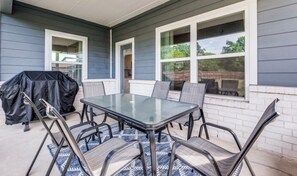 Outdoor dining - Charming Spacious 4-bedroom house with fast Wi-Fi and King bed (Dallas)