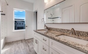 Bathroom - Charming Spacious 4-bedroom house with fast Wi-Fi and King bed (Dallas)