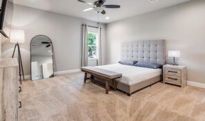 Room - Charming Spacious 4-bedroom house with fast Wi-Fi and King bed (Dallas)