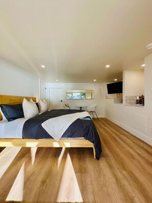 Room - Gorgeous Ocean & Mountain View King Suite (Bowen Island)