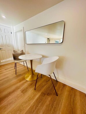 Dining - Gorgeous Ocean & Mountain View King Suite (Bowen Island)