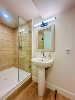 Bathroom - Gorgeous Ocean & Mountain View King Suite (Bowen Island)