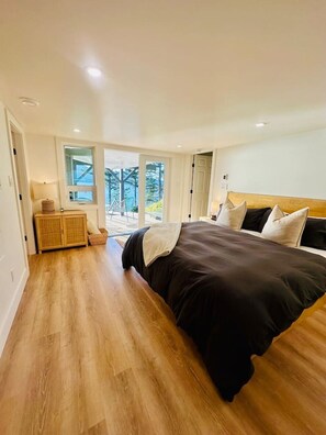 Room - Gorgeous Ocean & Mountain View King Suite (Bowen Island)