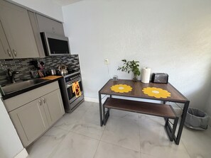 Private kitchen - Charming apartment in fantastic Oakland Park with cool AC - Pets OK ! huge yard (IAKLAND PARK)