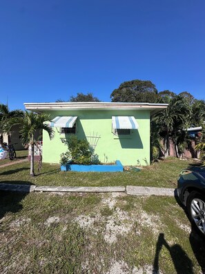 Property grounds - Charming apartment in fantastic Oakland Park with cool AC - Pets OK ! huge yard (IAKLAND PARK)
