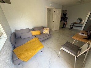 Living area - Charming apartment in fantastic Oakland Park with cool AC - Pets OK ! huge yard (IAKLAND PARK)
