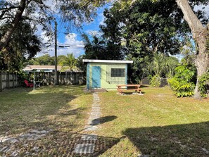 Property grounds - Charming apartment in fantastic Oakland Park with cool AC - Pets OK ! huge yard (IAKLAND PARK)