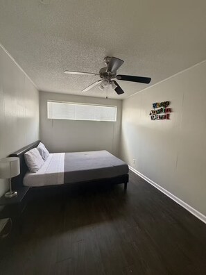 2 habitaciones, tabla de planchar con plancha, wifi y ropa de cama 