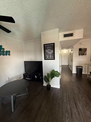 Interior - Charming 2x1 apartment Near Moody! (Austin)