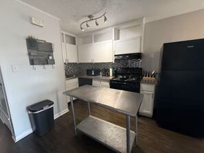 Private kitchen - Charming 2x1 apartment Near Moody! (Austin)