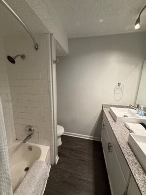 Hair dryer, soap - Radiant 2x1 apt by West Campus UT! (Austin)