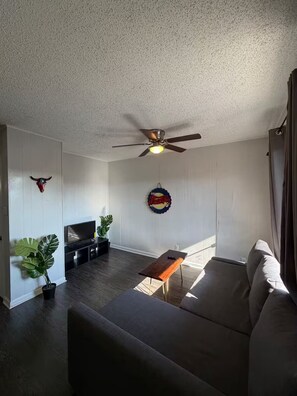 Living area - Radiant 2x1 apt by West Campus UT! (Austin)