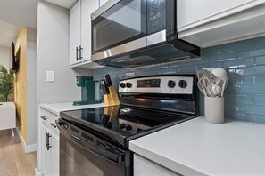 Private kitchen - Great for Mid/Long Stays - Pool - King Bed (Mesa)