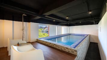 Kolam renang indoor