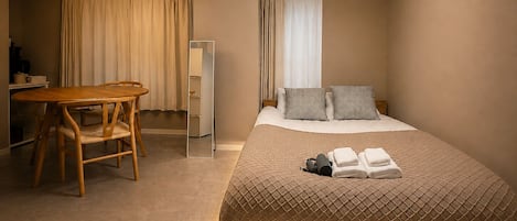 1 室のベッドルーム、アイロン / アイロン台、WiFi (無料)、ベッドシーツ