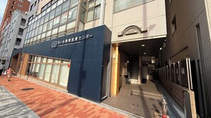 Ein Gebäude mit einem Schild für das 'Ichigaya Animal Medical Center' und einem überdachten Eingang.