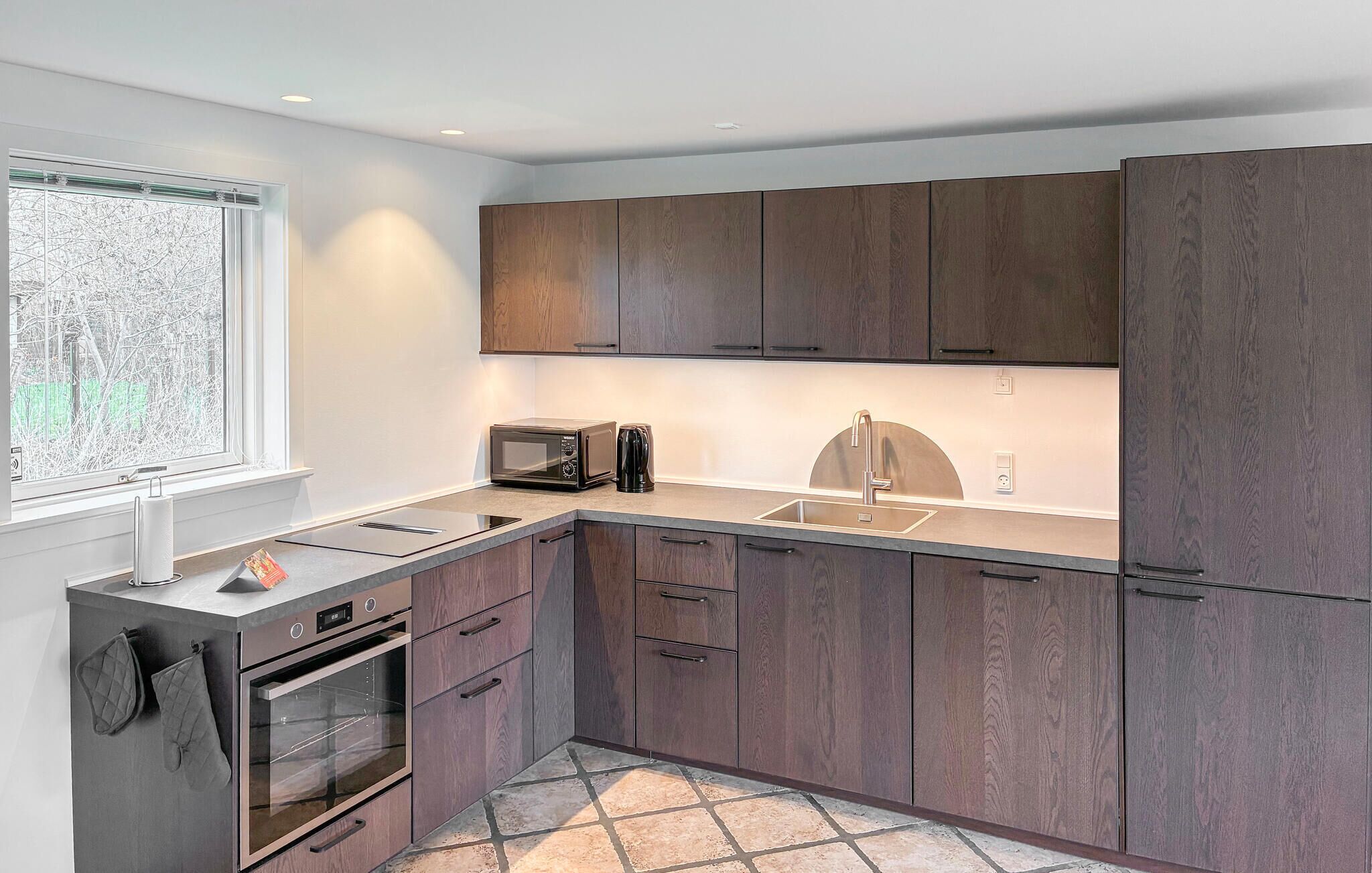 Coffee/tea maker, fridge, microwave, stovetop