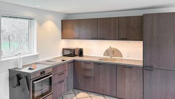 Coffee/tea maker, fridge, microwave, stovetop