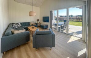 Een smart-tv en een tafeltennistafel