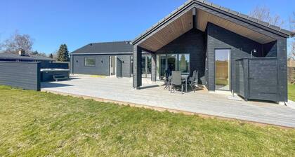 Lovely home in Væggerløse with sauna