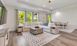 Living area - Spacious 4BR Near Downtown Dallas WiFi + Parking (Dallas)