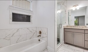 Bathroom - Spacious 4BR Near Downtown Dallas WiFi + Parking (Dallas)