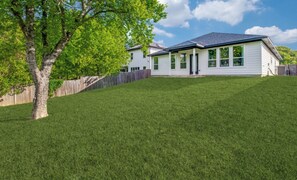 Exterior - Spacious 4BR Near Downtown Dallas WiFi + Parking (Dallas)