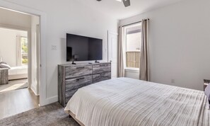 Room - Spacious 4BR Near Downtown Dallas WiFi + Parking (Dallas)