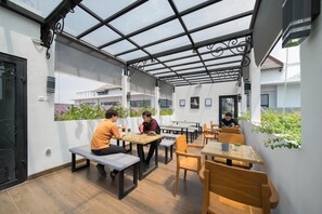 รับประทานอาหารกลางแจ้ง