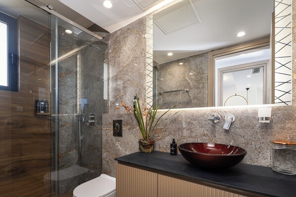 Shower, hair dryer, towels, soap - Moonlight Circe Villa– Coastal Olive Grove Retreat (Koutsouras)