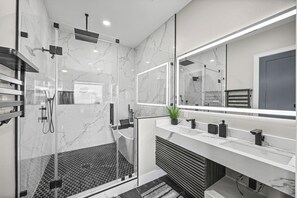 Shower, hair dryer, towels, toilet paper - Downtown Hanson- New Constructed 4 level home in East Downtown Houston (Houston)