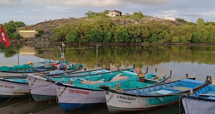 • Just 50 steps Papanasini riverbank. To the right, Padukare Beach,