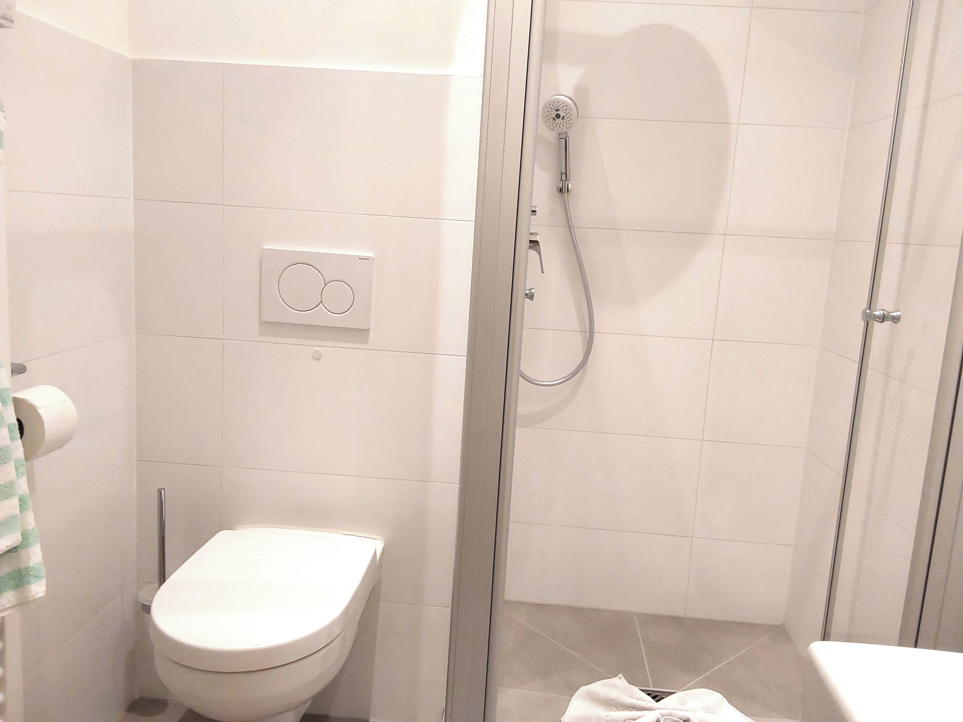 Dusche, Haartrockner, Handtücher