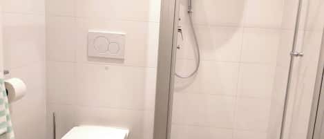Douche, sĂšche-cheveux, serviettes fournies