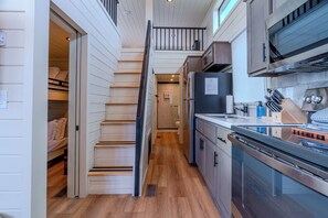 Private kitchen - Juniper Cabin Sleeps 8 / 1BR with Loft (Bellemont)