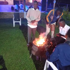 Enkeltværelse - terrasse - byudsigt | Overnatningsstedets område
