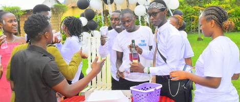 Single Room, 1 Large Twin Bed, Patio, City View | Outdoor dining