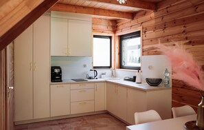 Kylskåp, mikrovågsugn, spishäll och diskmaskin