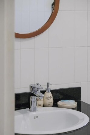 Superior Studio, City View | Bathroom - Luxe Paradise Suites Hotel Nam Ngu (Hoan Kiem)