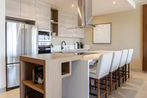 Frigorífico, microondas, horno y placa de cocina