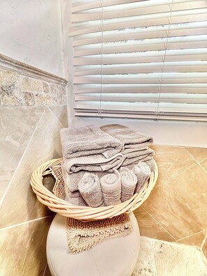 Miscellaneous - Charming 2-bedroom house with AC in delightful Gainesville
Let’s Go Gators (Gainesville)